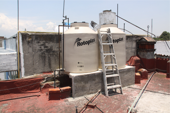 Rooftop tanks in Mexico